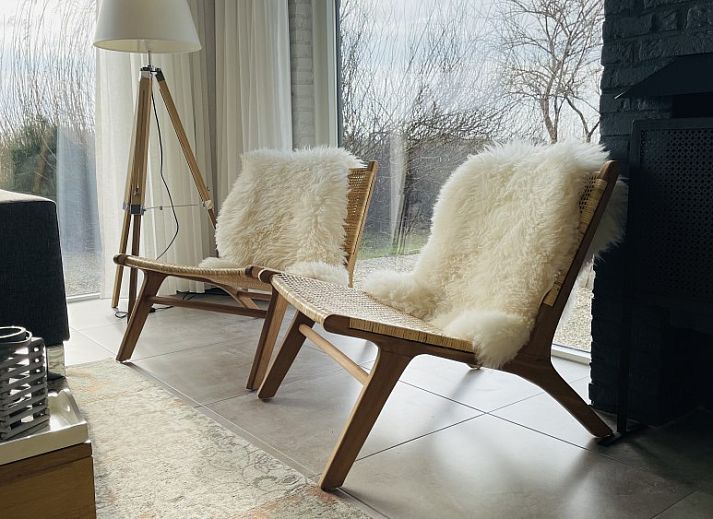 Terrasse mit bequemen Stuehlen in der Luxe 8 persoons Golf Villa Texel, umgeben von Natur in De Cocksdorp.