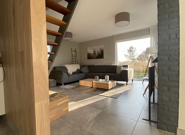 Terrasse mit bequemen Stuehlen in der Luxe 8 persoons Golf Villa Texel, umgeben von Natur in De Cocksdorp.