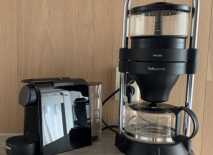 Terrasse mit bequemen Stuehlen in der Luxe 8 persoons Golf Villa Texel, umgeben von Natur in De Cocksdorp.