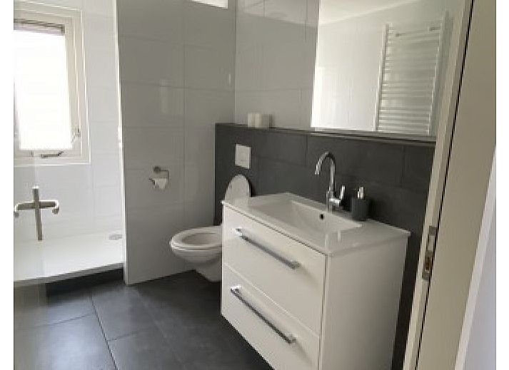 Essen im Freien in der Natur in der luxurioesen 8-Personen-Golfvilla Texel in De Cocksdorp, Wadden Islands.