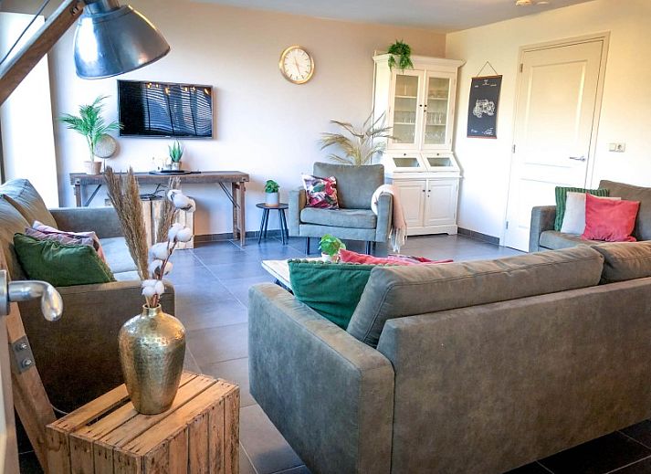 Aussenansicht des Unique 10 pers. Farm Lodge De Slufter auf 'Hoeve Vianen' in De Cocksdorp, Texel, umgeben von viel Gruen.