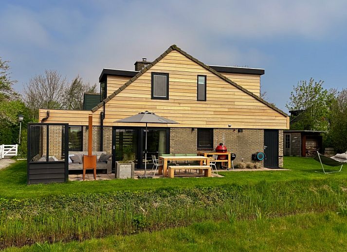 Kaap Zilt Texel vakantiehuis in De Cocksdorp met groene omgeving en terras.