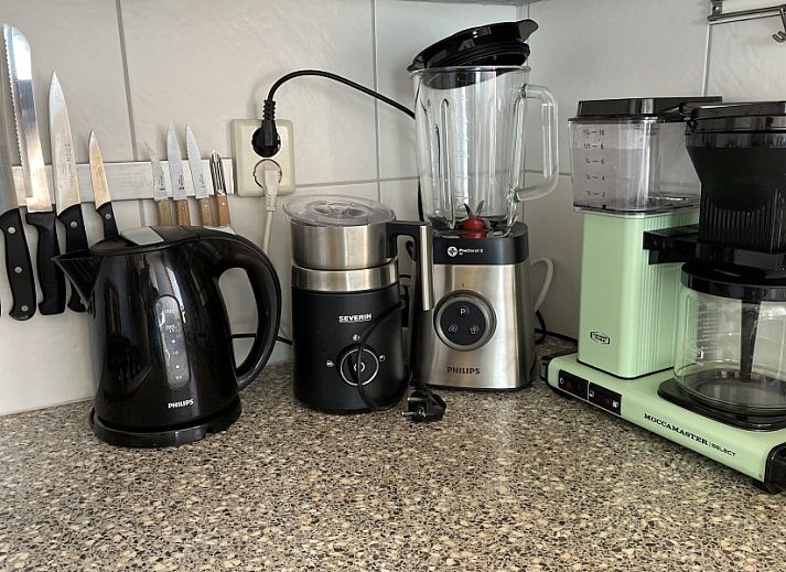 Kaap Zilt Texel vakantiehuis in De Cocksdorp met groene omgeving en terras.