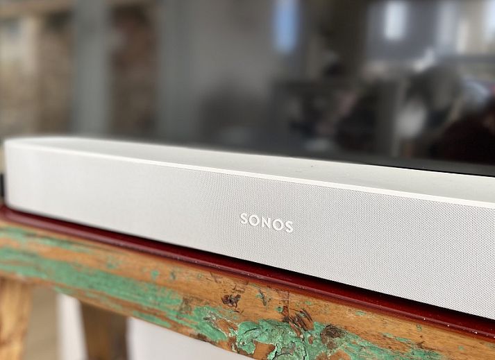 Gezellige binnenruimte van Kaap Zilt Texel vakantiehuis met wijn en kaart.