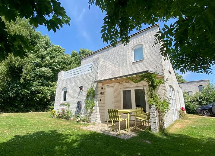 Designhuis Volledig Vrij bungalow met terras in De Cocksdorp, Texel, omgeven door groene natuur.
