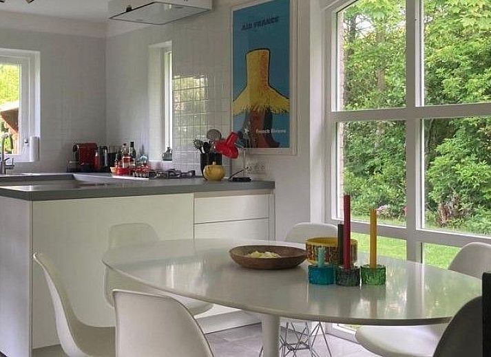 Designhuis Volledig Vrij bungalow met terras in De Cocksdorp, Texel, omgeven door groene natuur.