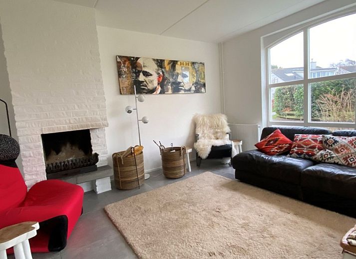 Designhuis Volledig Vrij bungalow met terras in De Cocksdorp, Texel, omgeven door groene natuur.