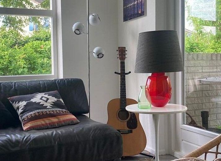 Designhuis Volledig Vrij bungalow met terras in De Cocksdorp, Texel, omgeven door groene natuur.