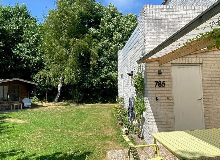 Moderne keuken in Designhuis Volledig Vrij bungalow, De Cocksdorp, Texel, met uitzicht op tuin.