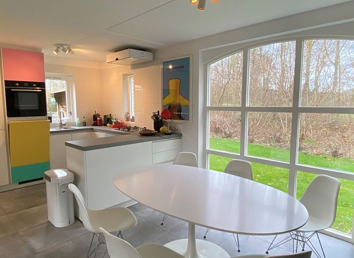 Moderne keuken in Designhuis Volledig Vrij bungalow, De Cocksdorp, Texel, met uitzicht op tuin.