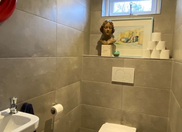 Moderne keuken in Designhuis Volledig Vrij bungalow, De Cocksdorp, Texel, met uitzicht op tuin.