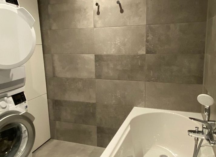 Moderne keuken in Designhuis Volledig Vrij bungalow, De Cocksdorp, Texel, met uitzicht op tuin.