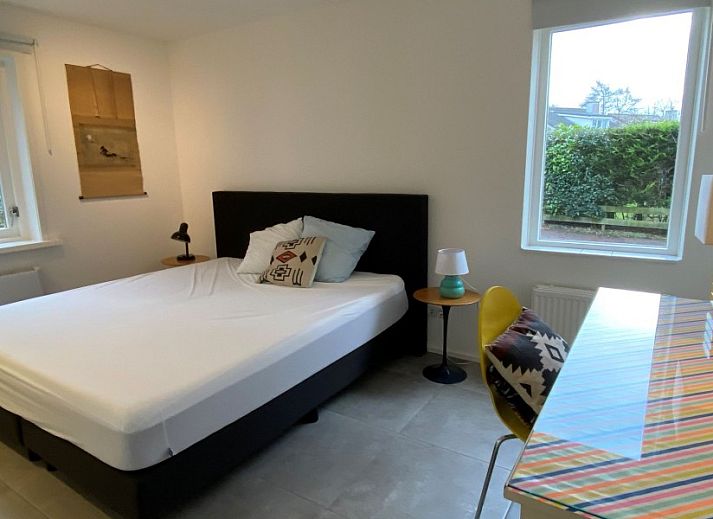 Moderne keuken in Designhuis Volledig Vrij bungalow, De Cocksdorp, Texel, met uitzicht op tuin.