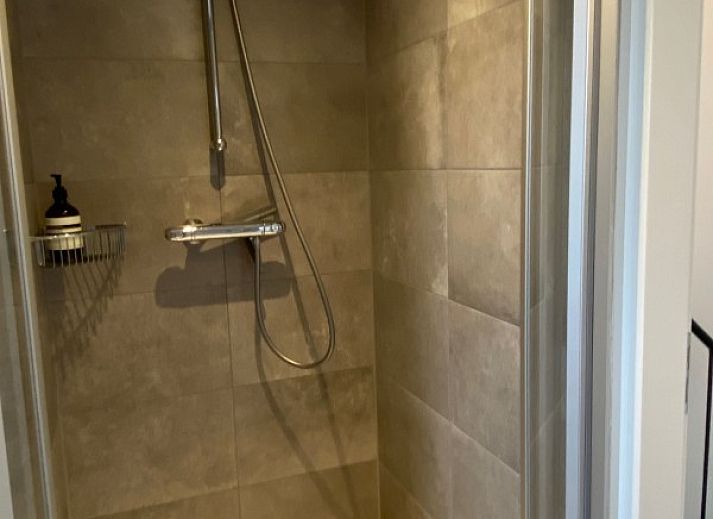 Gezellige woonkamer met open haard in Designhuis Volledig Vrij, een bungalow in De Cocksdorp, Texel.