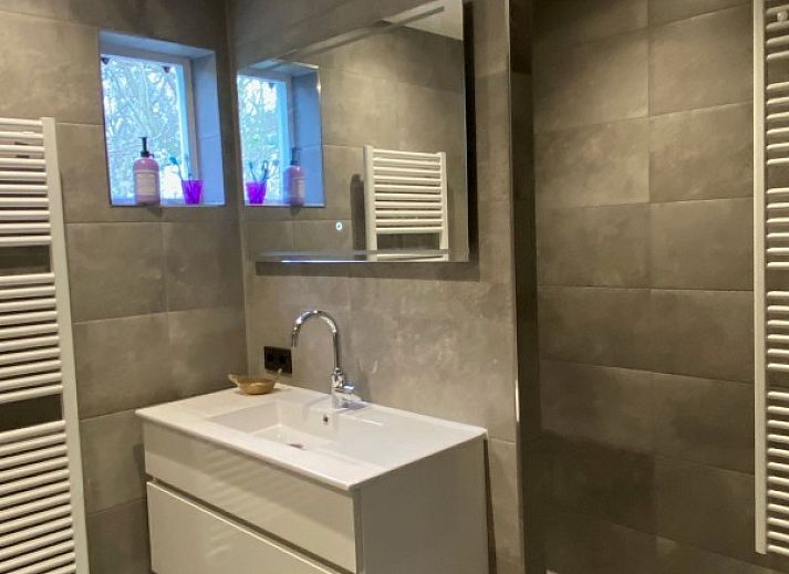 Gezellige woonkamer met open haard in Designhuis Volledig Vrij, een bungalow in De Cocksdorp, Texel.