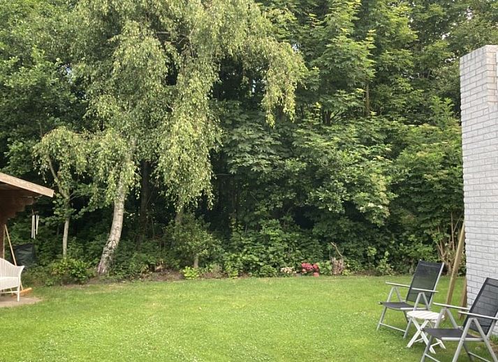 Gezellige woonkamer met open haard in Designhuis Volledig Vrij, een bungalow in De Cocksdorp, Texel.