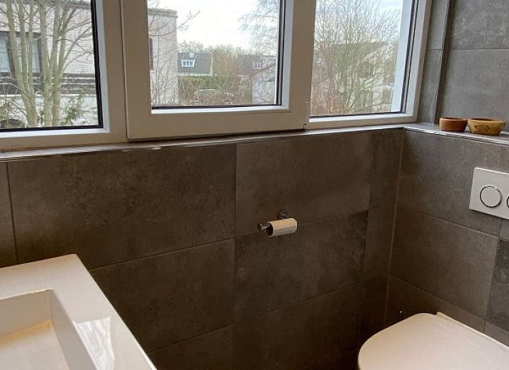 Gezellige woonkamer met open haard in Designhuis Volledig Vrij, een bungalow in De Cocksdorp, Texel.