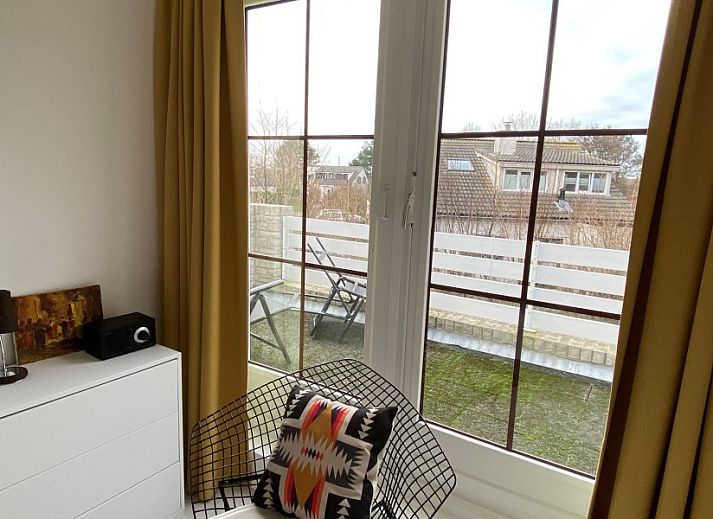 Gezellige woonkamer met open haard in Designhuis Volledig Vrij, een bungalow in De Cocksdorp, Texel.