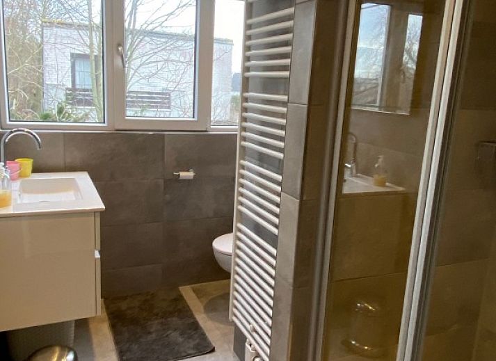 Sfeervolle zithoek in Designhuis Volledig Vrij bungalow, De Cocksdorp, Texel, met kunst aan de muur.