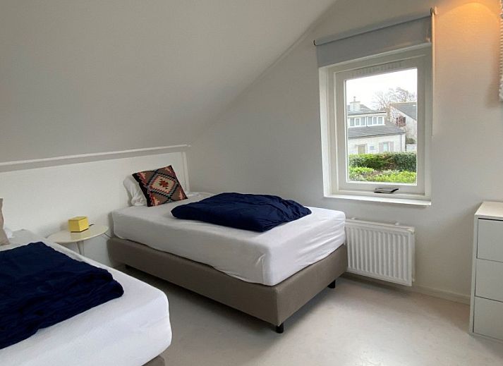 Sfeervolle zithoek in Designhuis Volledig Vrij bungalow, De Cocksdorp, Texel, met kunst aan de muur.