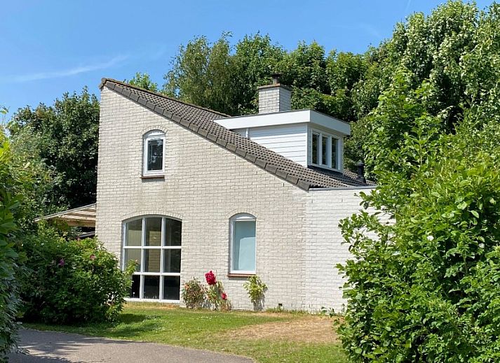 Sfeervolle zithoek in Designhuis Volledig Vrij bungalow, De Cocksdorp, Texel, met kunst aan de muur.