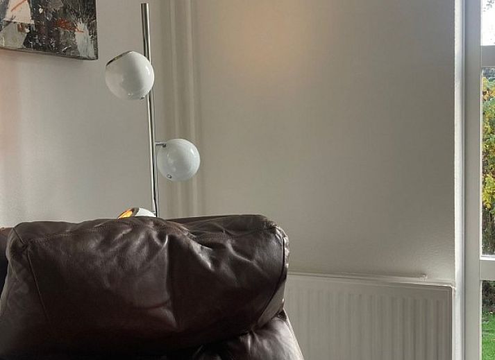 Sfeervolle zithoek in Designhuis Volledig Vrij bungalow, De Cocksdorp, Texel, met kunst aan de muur.