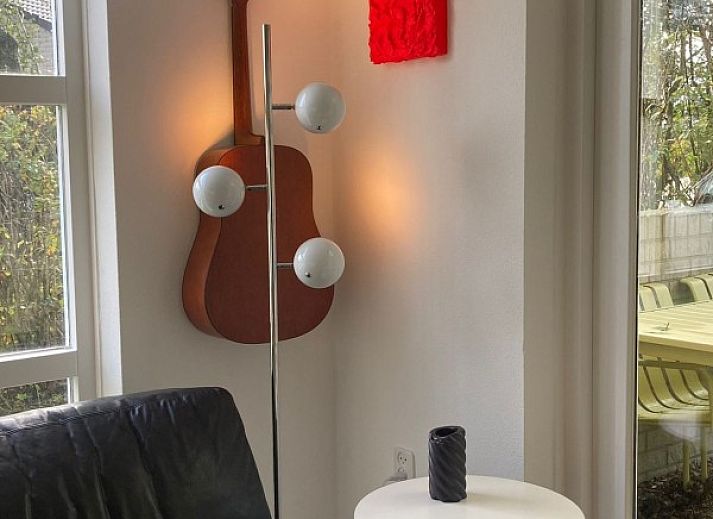 Sfeervolle zithoek in Designhuis Volledig Vrij bungalow, De Cocksdorp, Texel, met kunst aan de muur.