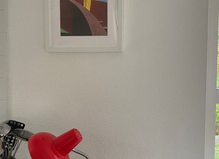 Comfortabele bank en gitaar in Designhuis Volledig Vrij bungalow, De Cocksdorp, Texel.