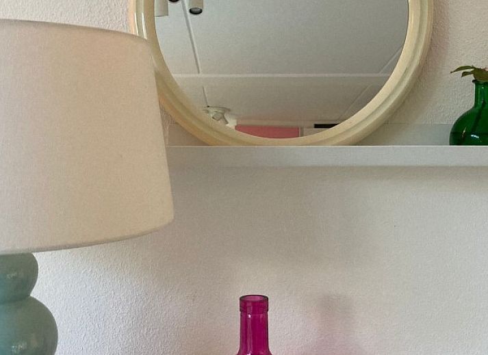 Comfortabele bank en gitaar in Designhuis Volledig Vrij bungalow, De Cocksdorp, Texel.