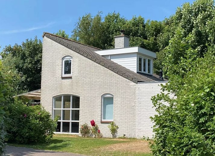 Comfortabele bank en gitaar in Designhuis Volledig Vrij bungalow, De Cocksdorp, Texel.
