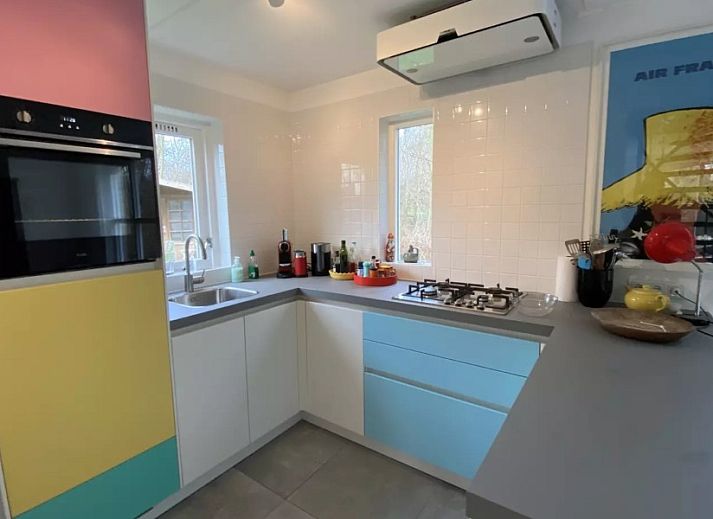 Comfortabele bank en gitaar in Designhuis Volledig Vrij bungalow, De Cocksdorp, Texel.