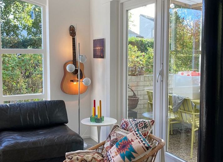 Ruime tuin met tuinhuis bij Designhuis Volledig Vrij bungalow in De Cocksdorp, Texel.