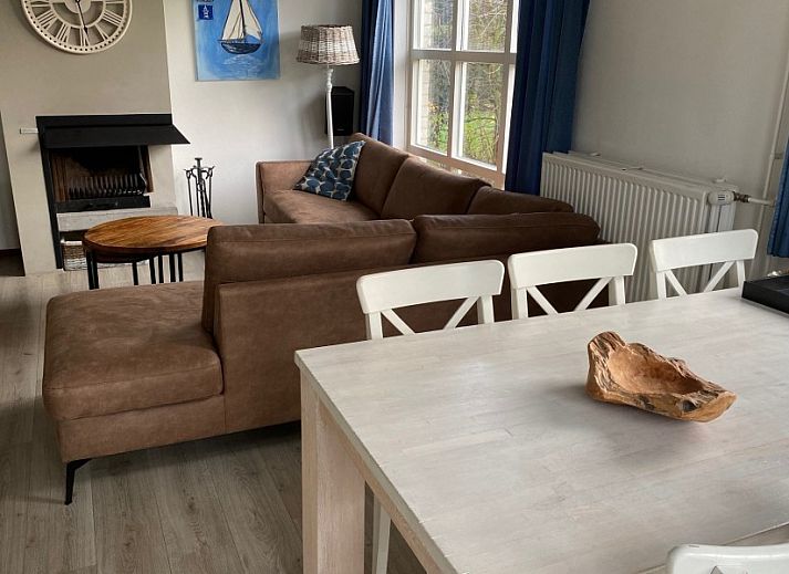 Gemuetliches Wohnzimmer von Krim 661 mit Sauna, Stuha und Grill in De Cocksdorp, Texel. Bequeme Sitzecke mit Kamin und Blick auf den Garten.