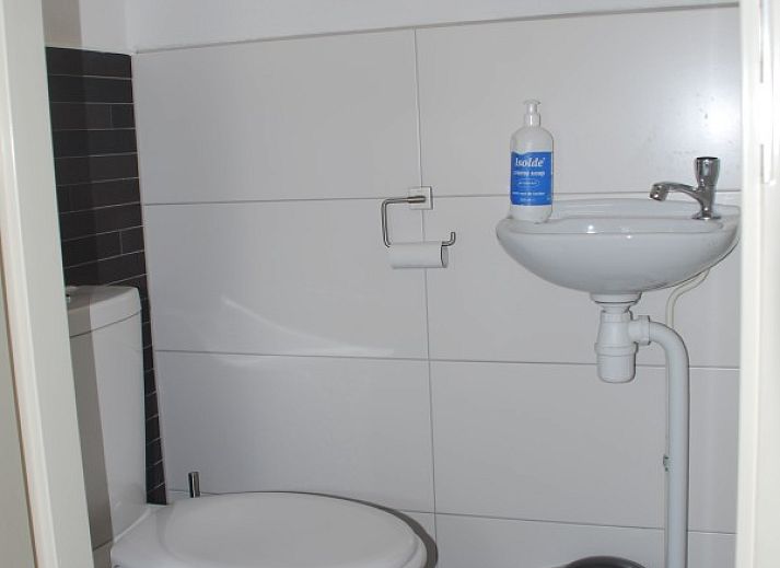 Gemuetliches Wohnzimmer von Krim 661 mit Sauna, Stuha und Grill in De Cocksdorp, Texel. Bequeme Sitzecke mit Kamin und Blick auf den Garten.