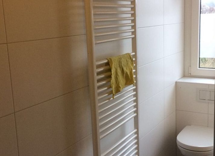 Gemuetliches Wohnzimmer in Krim 661 mit Sauna, Stuha und Grill, ein Bungalow in De Cocksdorp, Texel. Bequeme Sitzecke mit Blick auf die Natur.