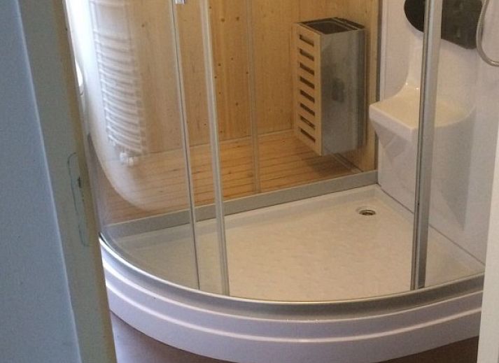 Gemuetliches Wohnzimmer in Krim 661 mit Sauna, Stuha und Grill, ein Bungalow in De Cocksdorp, Texel. Bequeme Sitzecke mit Blick auf die Natur.