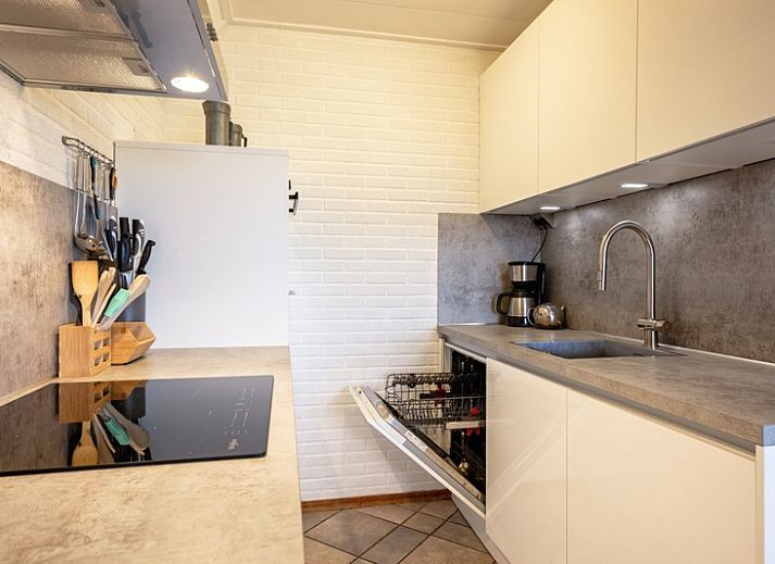 Ferienhaus Schelpenoord 129 in De Cocksdorp, Texel mit schoener Fassade und geraeumiger Veranda.