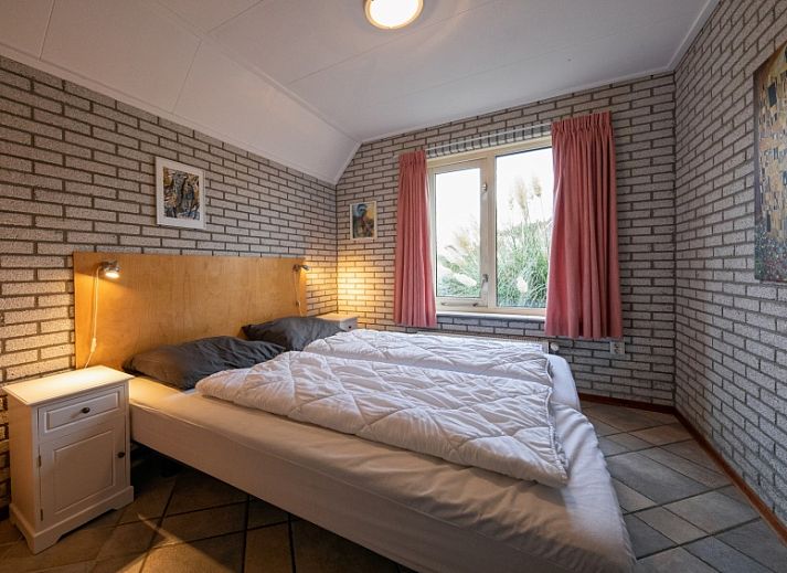 Gemuetliches Wohnzimmer im Ferienhaus Schelpenoord 129, De Cocksdorp, Texel mit bequemer Sitzecke.