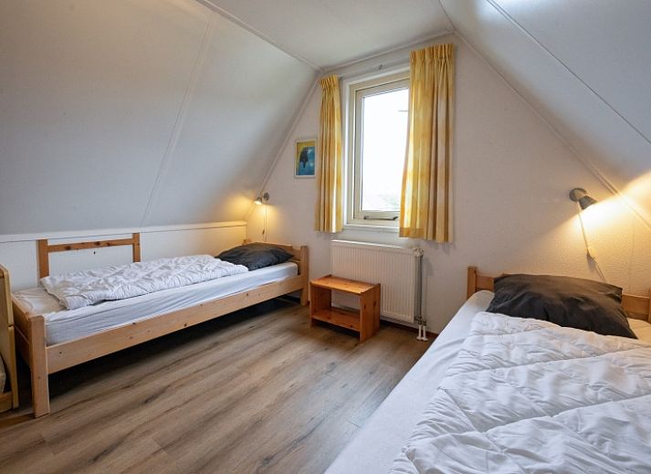Gemuetliches Wohnzimmer im Ferienhaus Schelpenoord 129, De Cocksdorp, Texel mit bequemer Sitzecke.