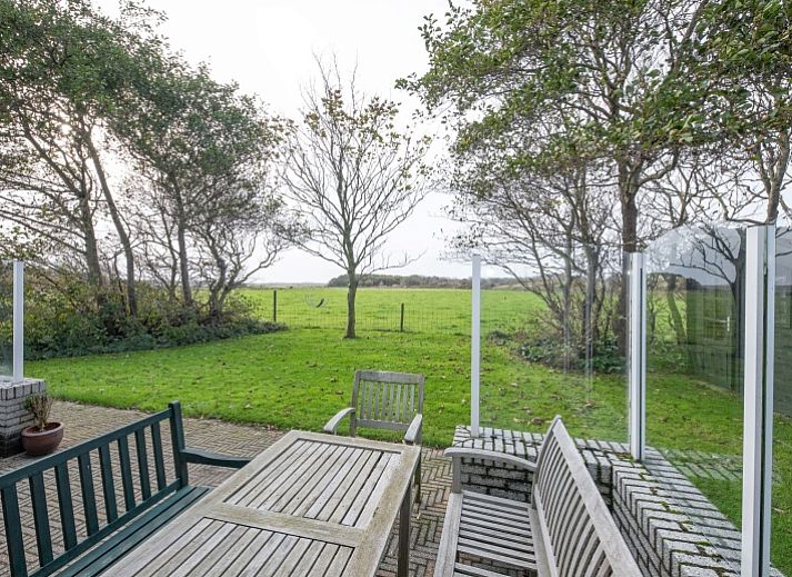 Gemuetliches Wohnzimmer im Ferienhaus Schelpenoord 129, De Cocksdorp, Texel mit bequemer Sitzecke.