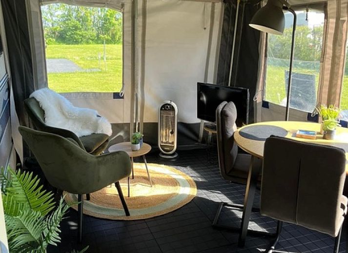 Caravan Joanneshoeve in De Cocksdorp Texel bietet eine schoene Terrasse mit bequemen Stuehlen auf den Watteninseln.