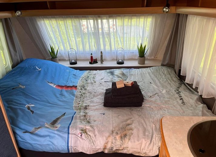 Innenbereich von Caravan Joanneshoeve in De Cocksdorp Texel mit gemuetlicher Essecke und Kueche, ideal fuer einen entspannten Aufenthalt.