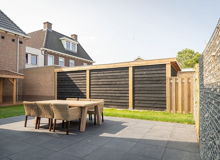 Vorderansicht von Typ B-12 Hodshonstraat, Ferienhaus in De Cocksdorp, Texel, mit eigener Einfahrt und Garage.