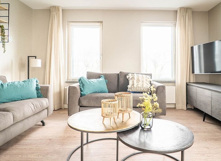 Vorderansicht von Typ B-12 Hodshonstraat, Ferienhaus in De Cocksdorp, Texel, mit eigener Einfahrt und Garage.