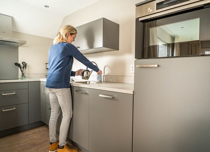 Vorderansicht von Typ B-12 Hodshonstraat, Ferienhaus in De Cocksdorp, Texel, mit eigener Einfahrt und Garage.