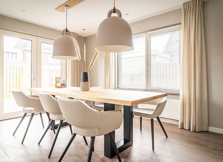 Vorderansicht von Typ B-12 Hodshonstraat, Ferienhaus in De Cocksdorp, Texel, mit eigener Einfahrt und Garage.