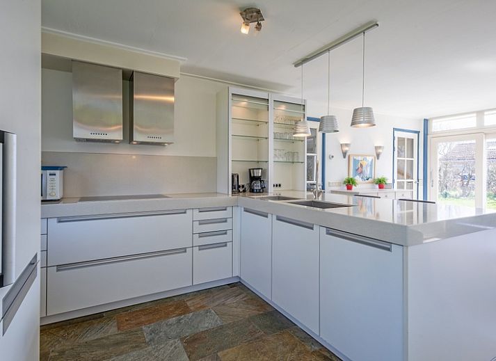 Vacation home Slufterhoek 034 in De Cocksdorp on Texel, spacious garden and terrace for relaxing stay.