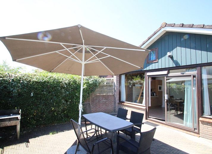 Geniessen Sie die Sonne auf der Terrasse des Ferienhauses Slufterhoek 114 in De Cocksdorp, Texel.