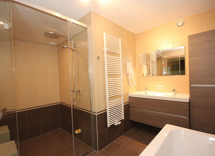 Villa De Witte Hoek 138 Wintergarten in De Cocksdorp Texel mit Reetdach und grossem Garten.