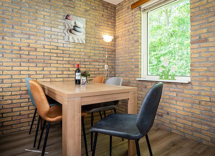 Terrasse mit Sonnenschirm im Bungalow De Witte Hoek 5 pers. 142 in De Cocksdorp, Texel.